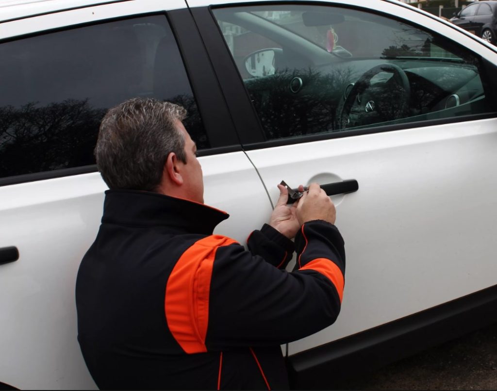 Срочное открытие дверей автомобиля в Новоуральске