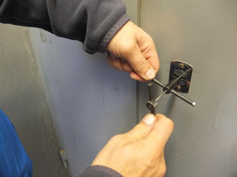 Срочное открытие замков гаража в Новоуральске