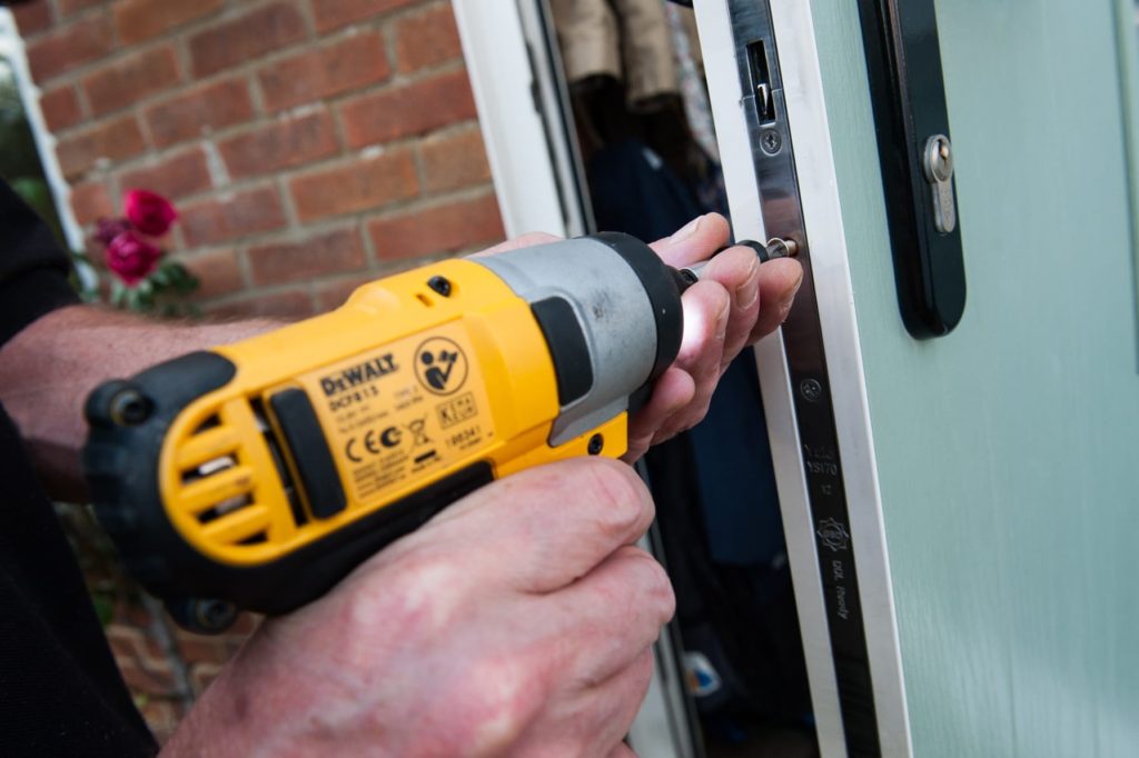 Установка замков входных дверей с выездом в Новоуральске